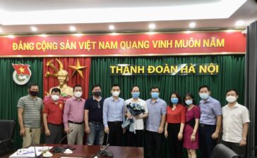 Tập thể Ban Giám Đốc và lãnh đạo chủ chốt tặng hoa chúc mừng đ/c Nguyễn Đức Tuấn.